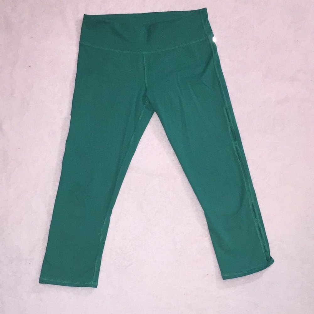 Fabletics green mid rise capri leggings.